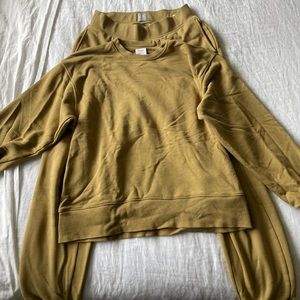 Aritzia TNA matching sweat suit